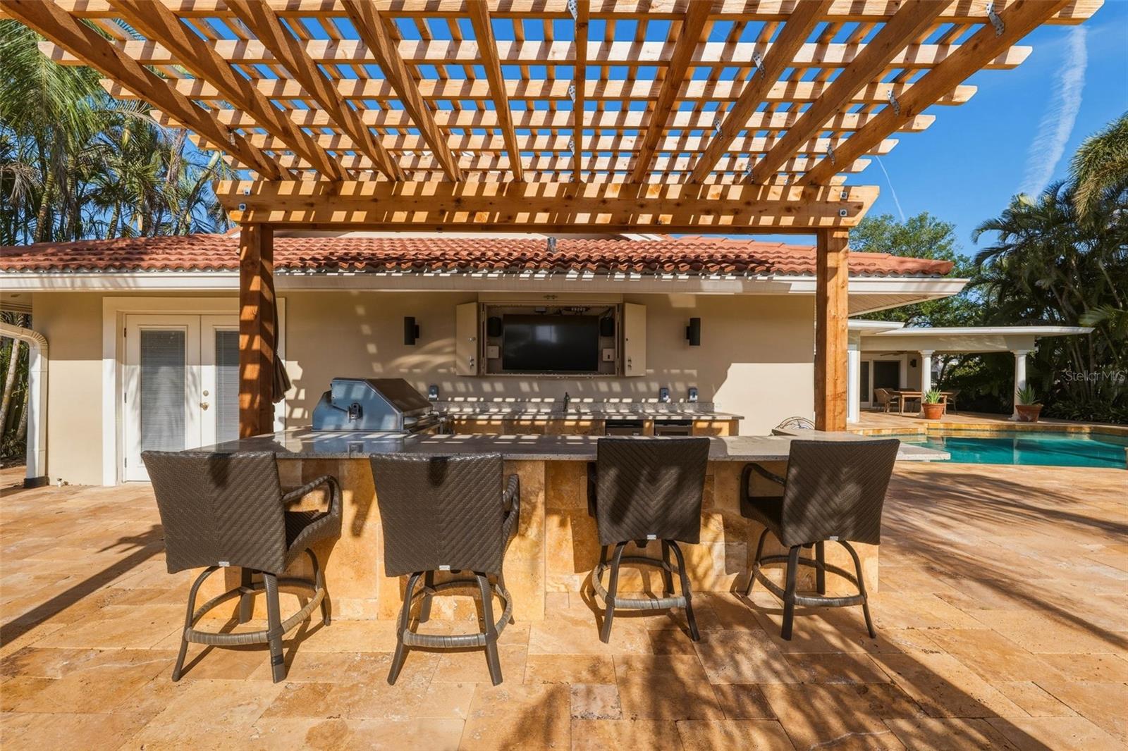 Outdoor kitchen w. pergola and TV