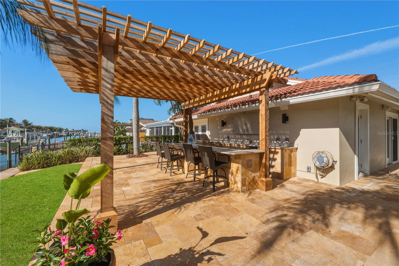 Outdoor kitchen w. pergola and TV