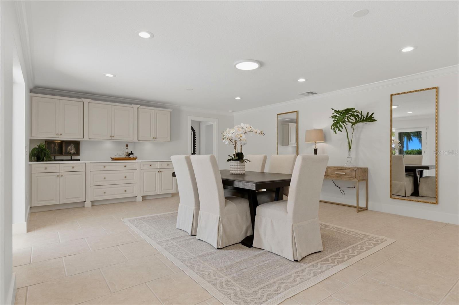 Dining room with dry bar