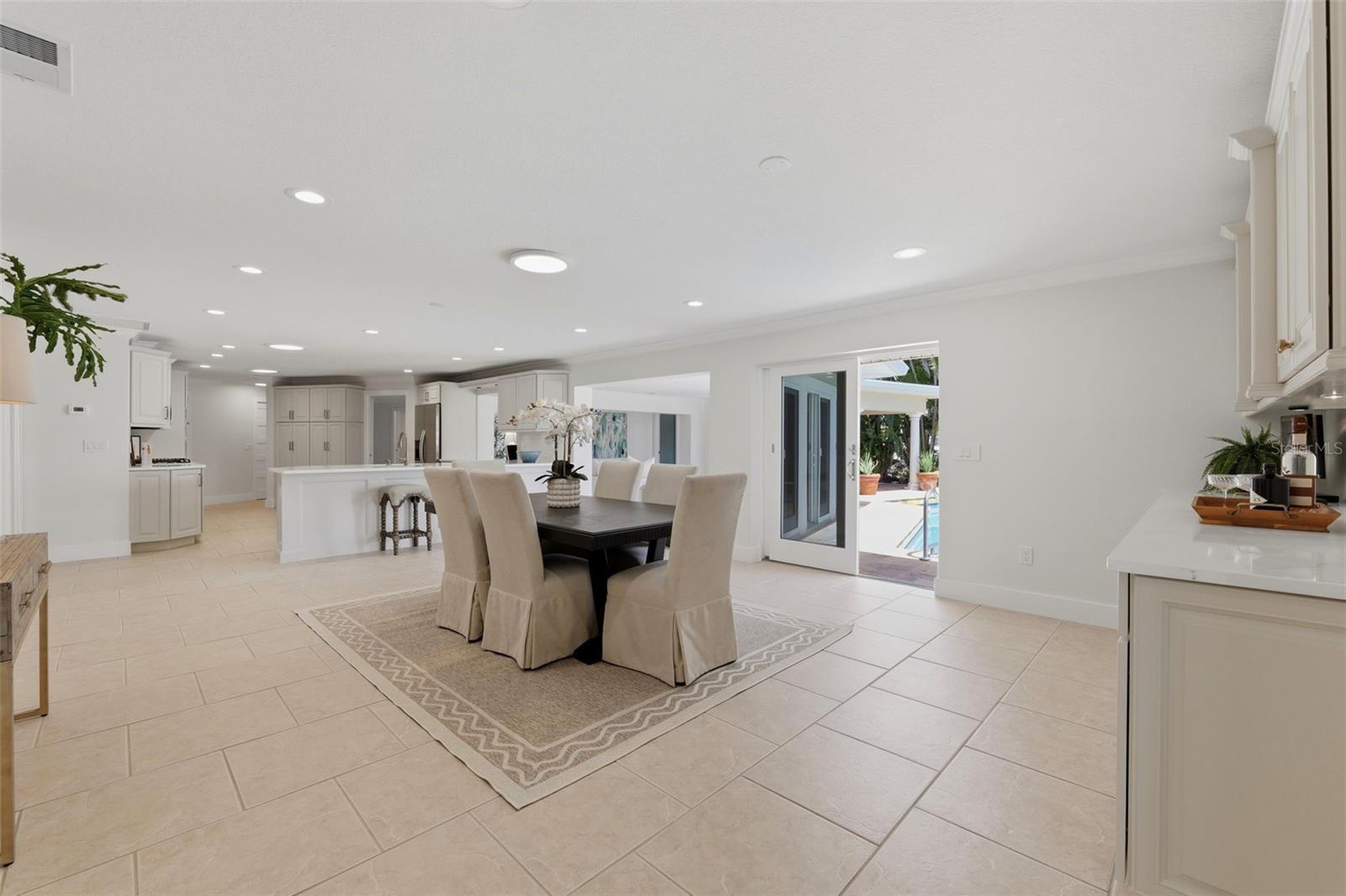 Dining room with dry bar