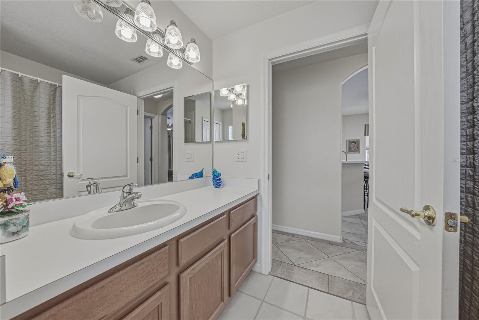 Bathroom 2 - between Beds 2 & 3