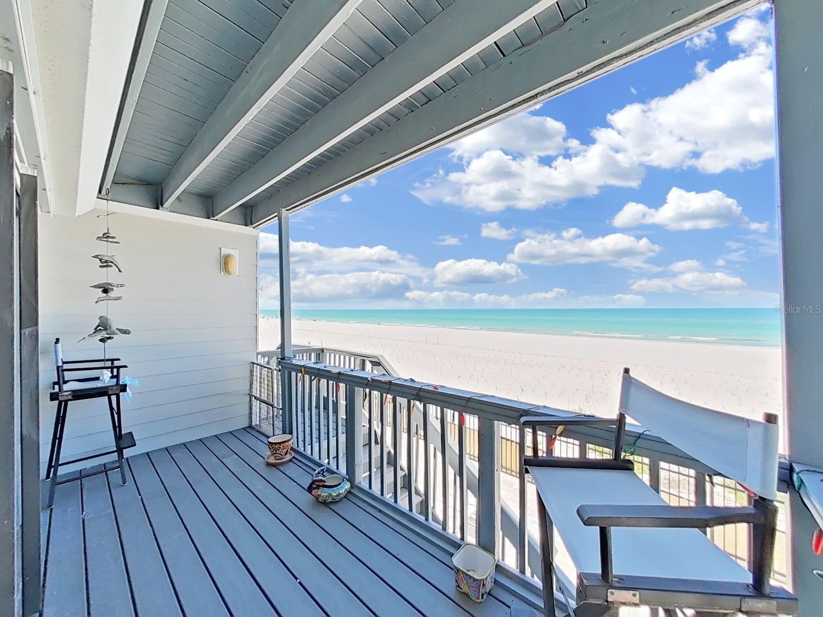 Private balcony with only one neighbor