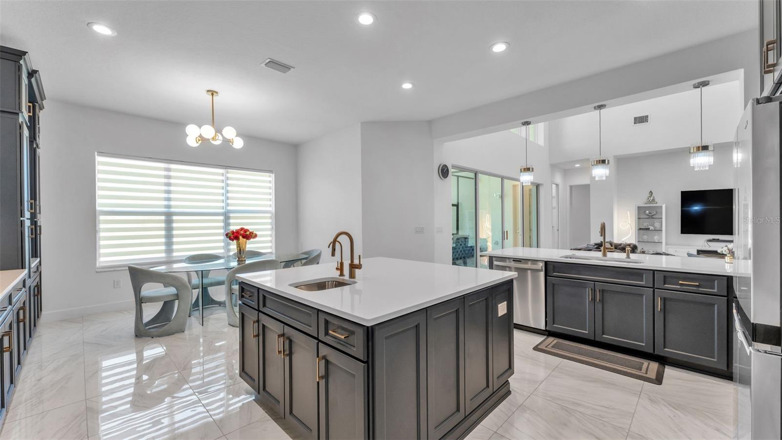 Huge center island w/sink