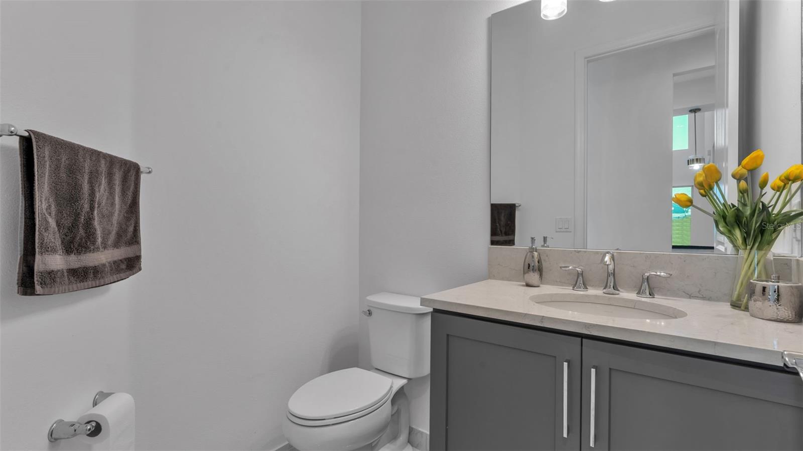 Powder room 1/2 bath