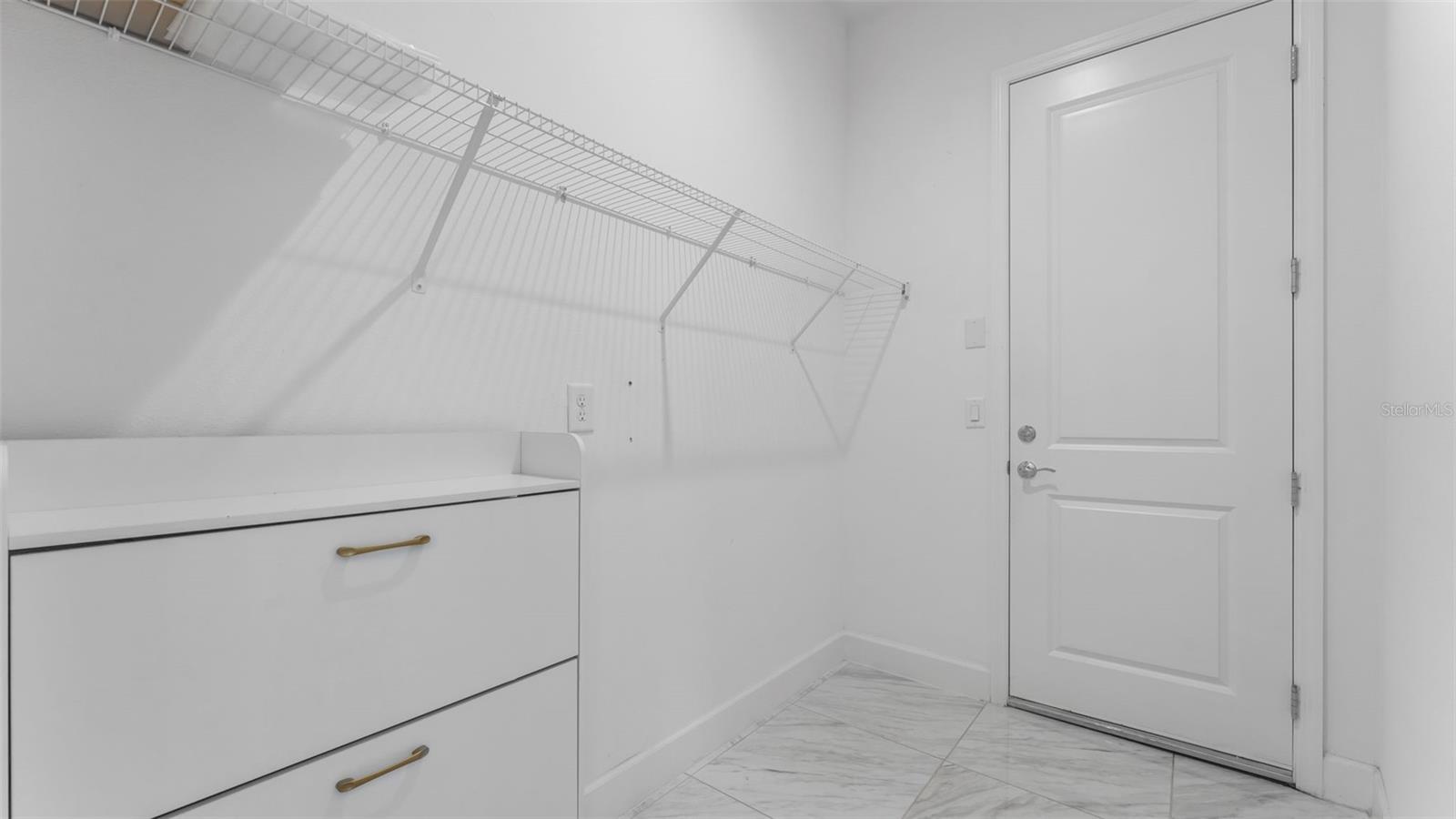 mud room/door to the 2 car garage