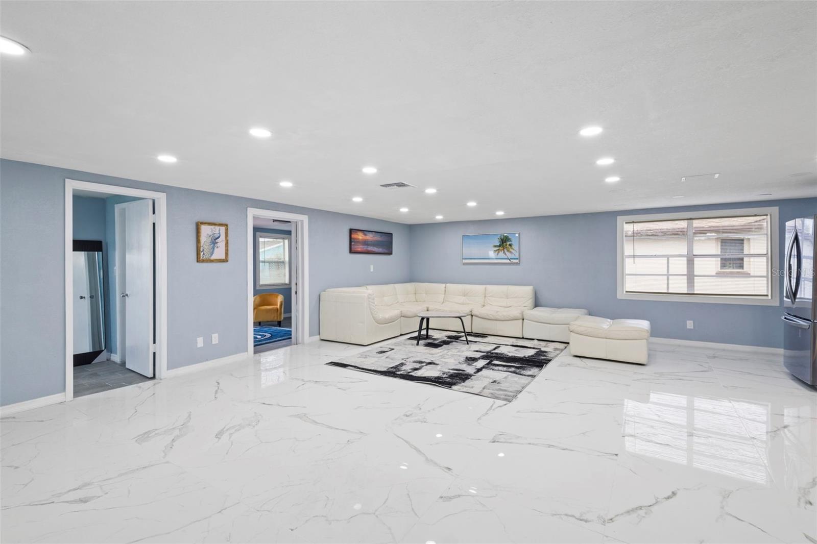 LIVING ROOM VIEW FORM ENTRANCE