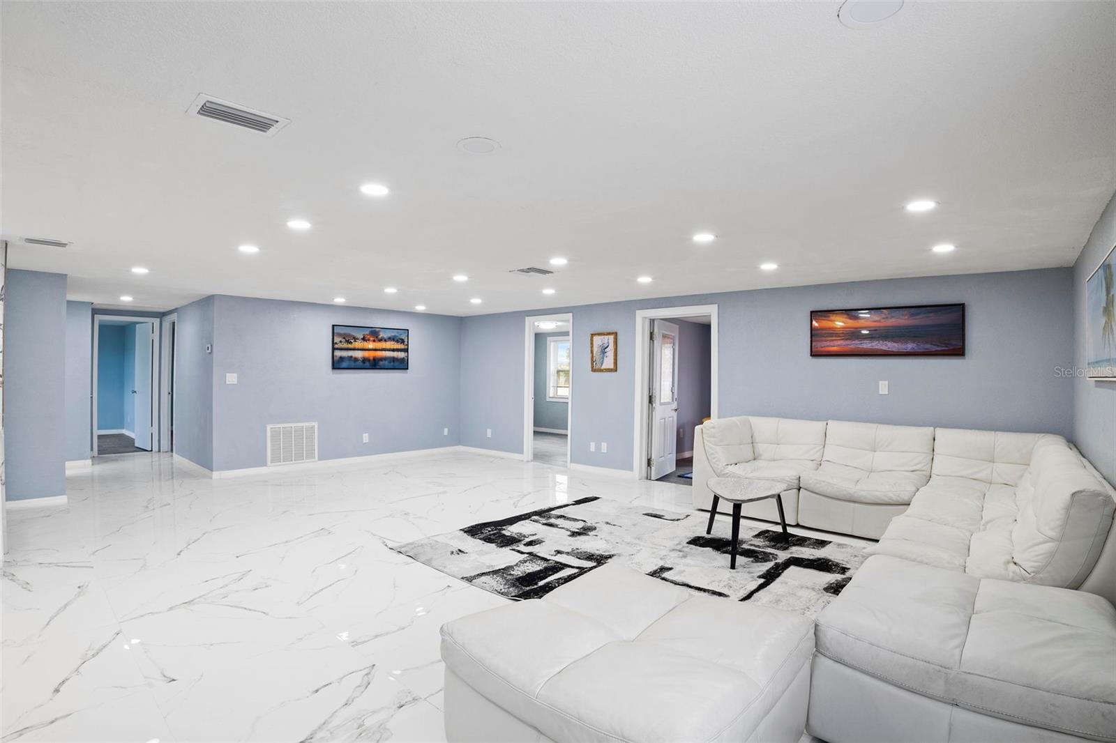 LIVING ROOM VIEW FORM ENTRANCE