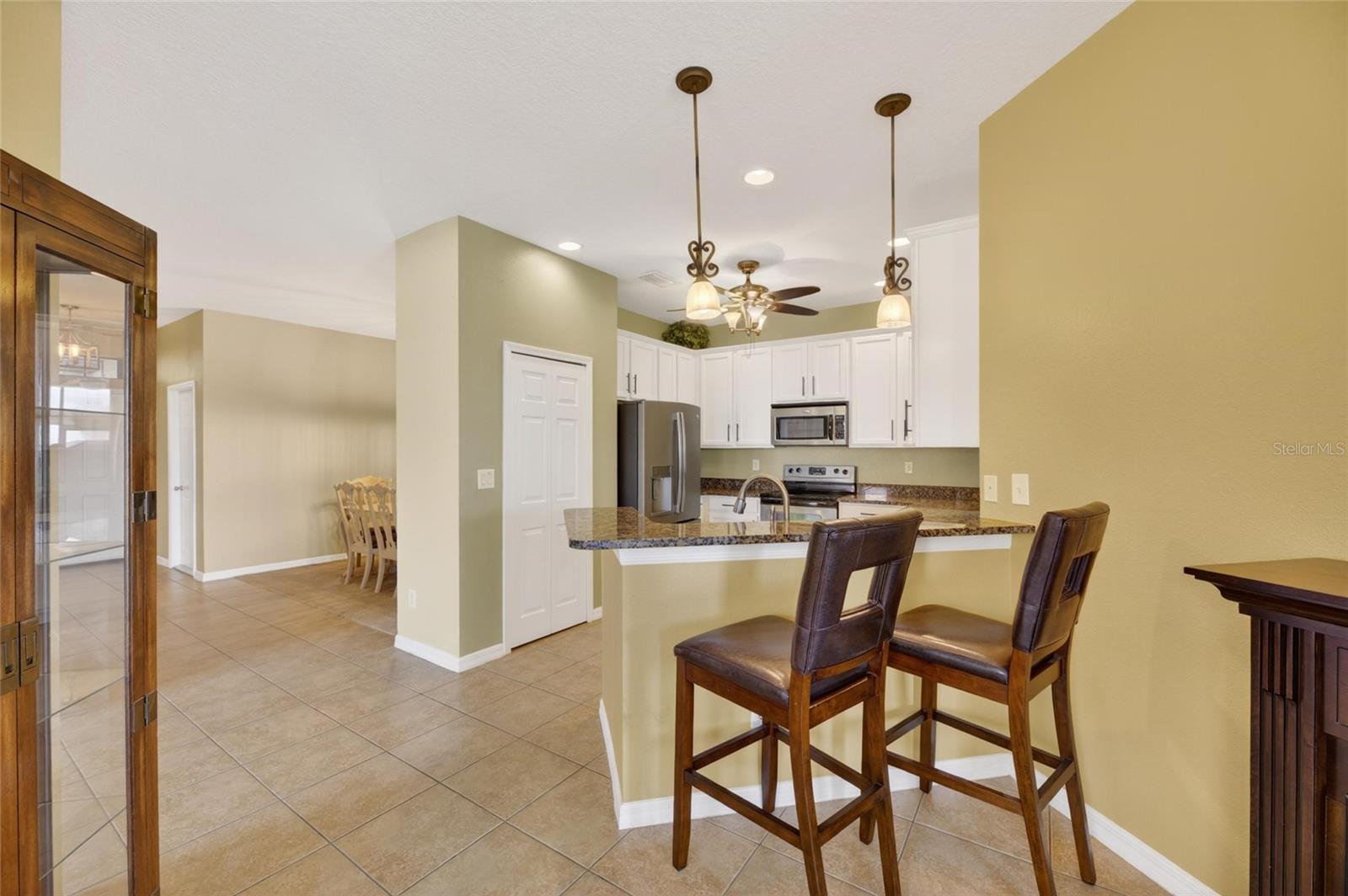 Breakfast bar/dinning room
