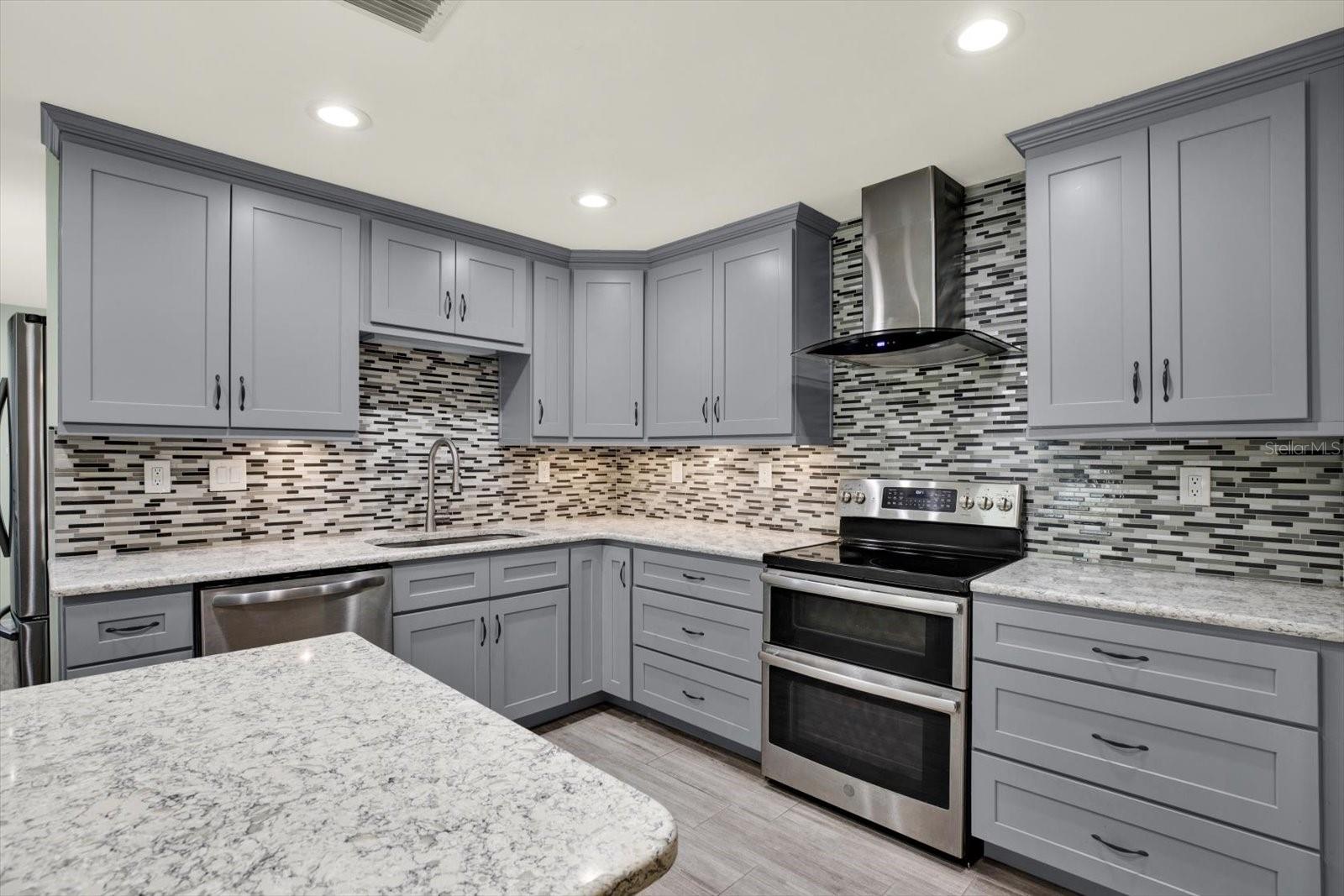 Dbl Oven and plenty counter space to work your meal magic