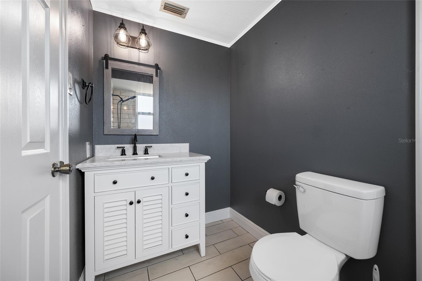 Primary bathroom en-suite