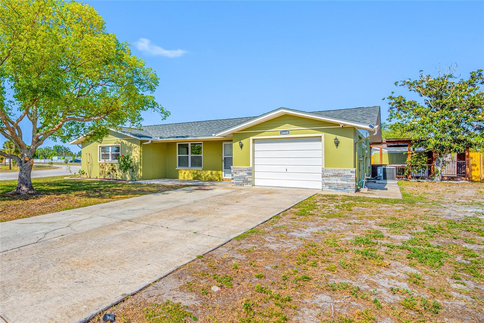 10400 Alice M Court Port Richey FL 34668 - Front lawn