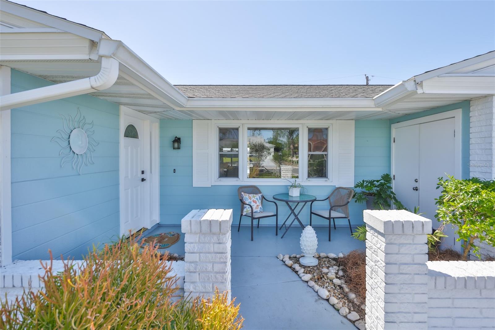Quaint Front Courtyard w/ Florida Friendly Landscaping