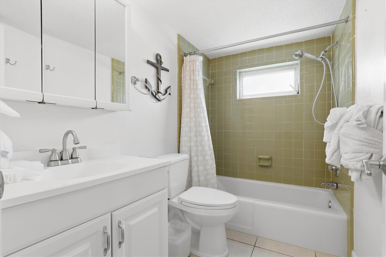 2nd/ Hall bathroom with tub shower combo