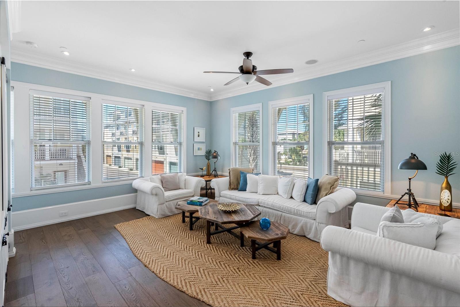 Huge Family room with abundant light