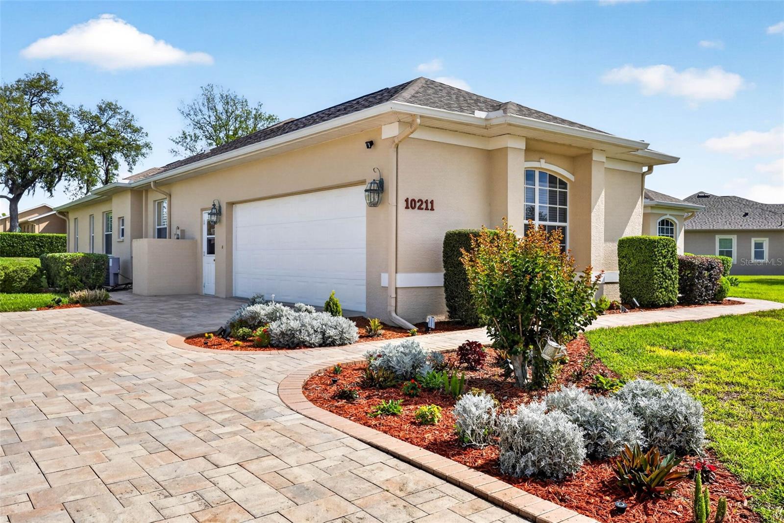 2.5 oversized garage, side door