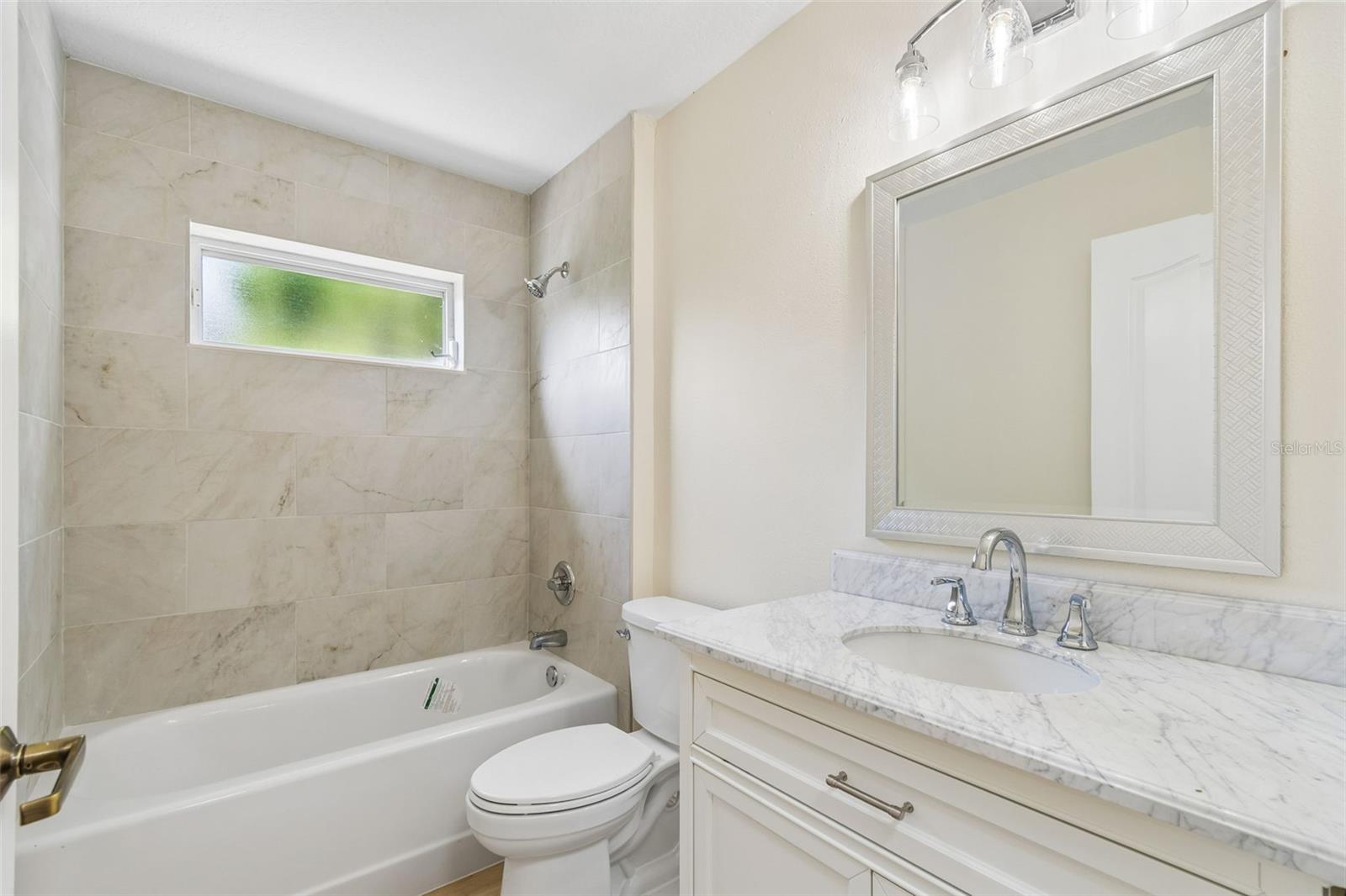 Newly remodeled 2nd full bath.