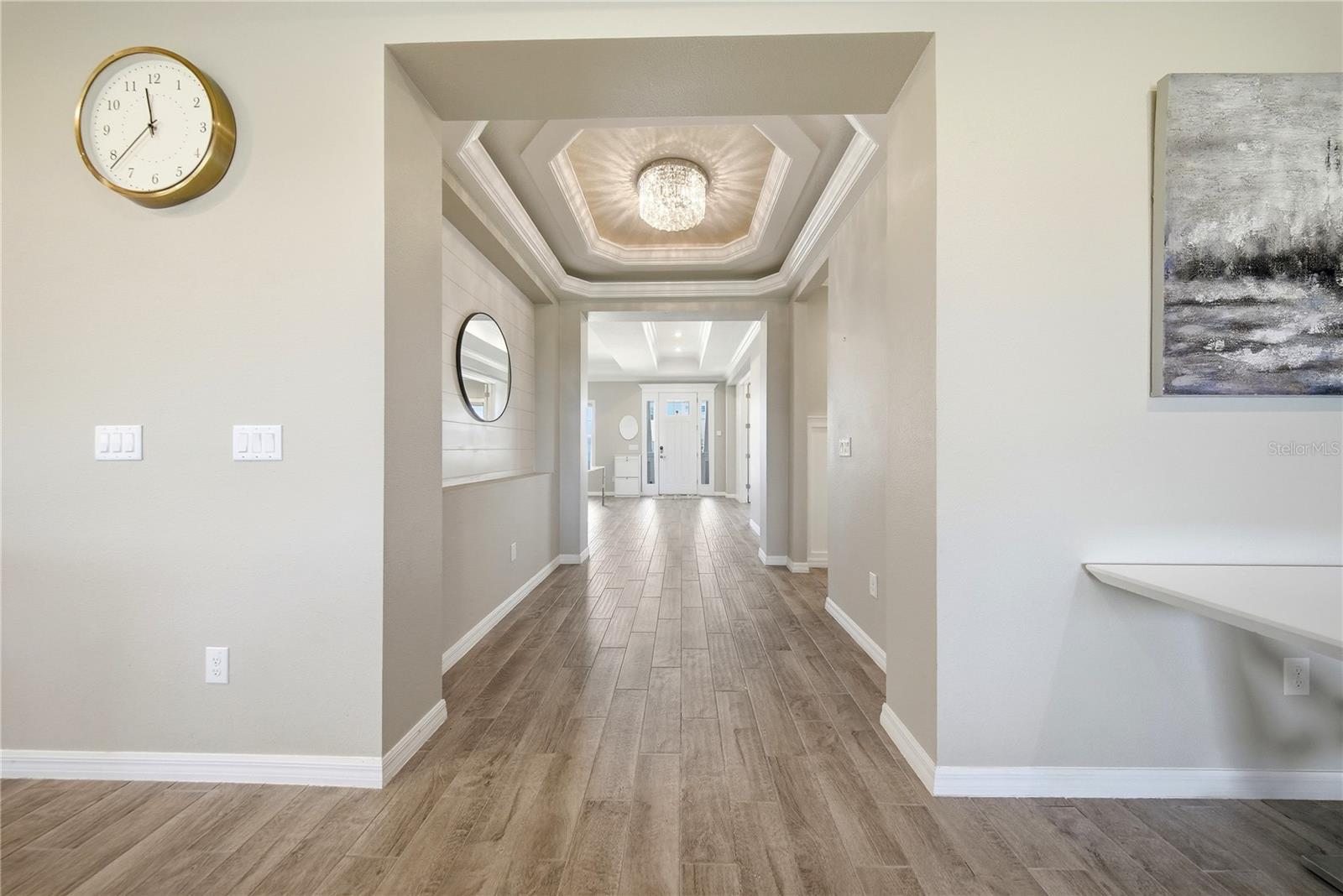 HALLWAY WITH DOUBLE TRAY CEILING