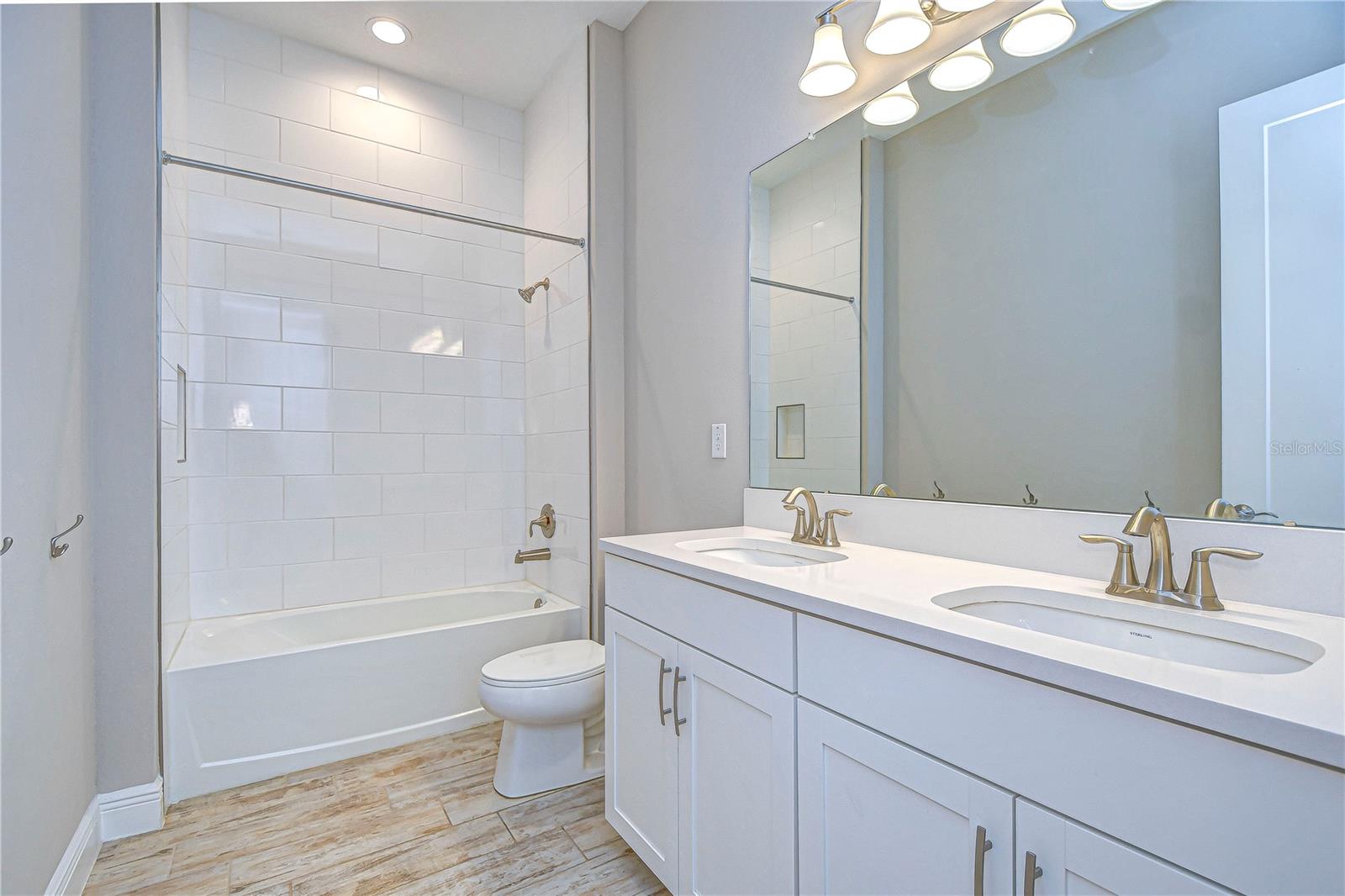 Secondary Bathroom – Conveniently Located for Guests & Bedrooms