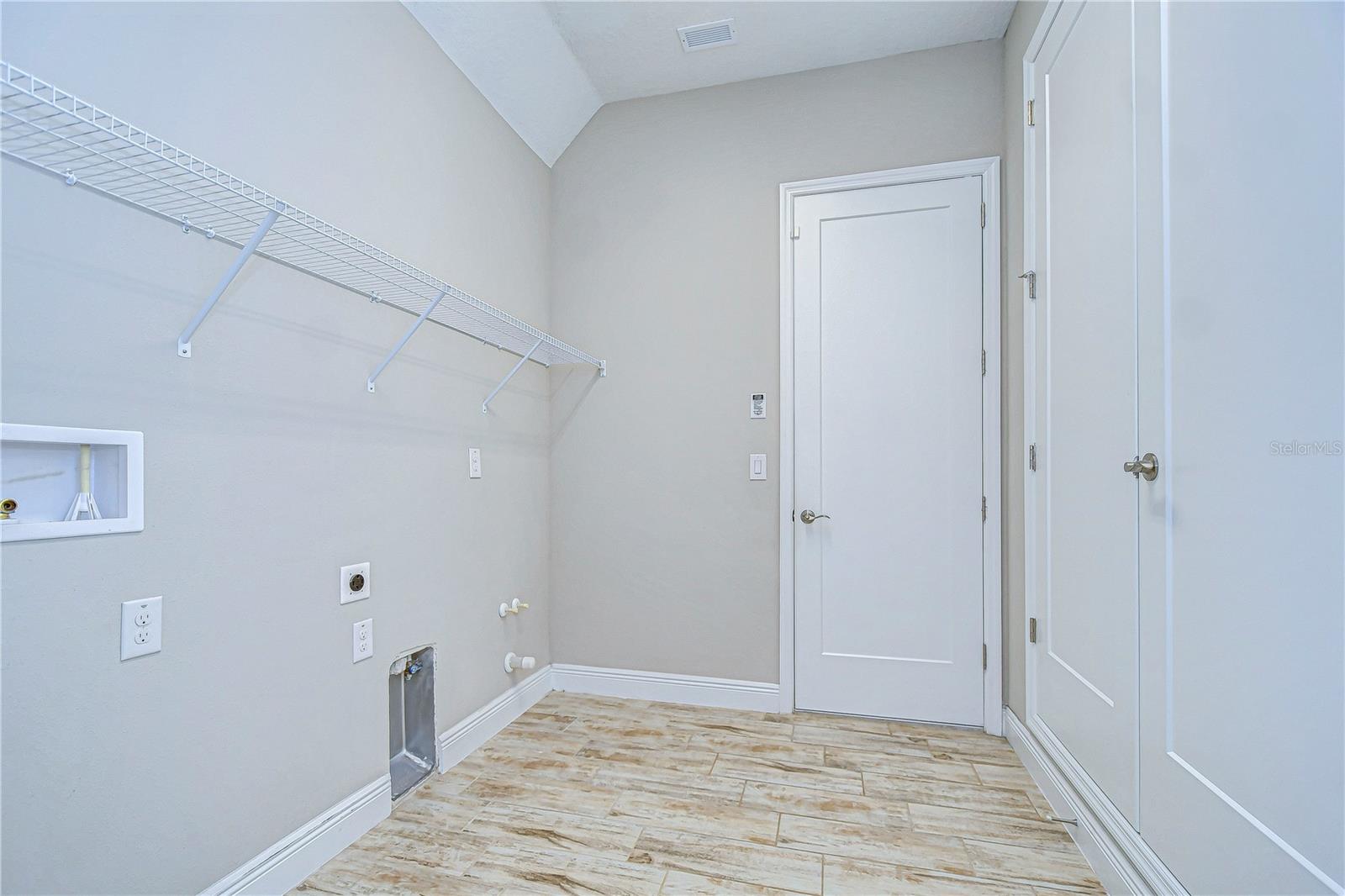 Laundry Room – Dedicated Utility Space with Storage & Functionality