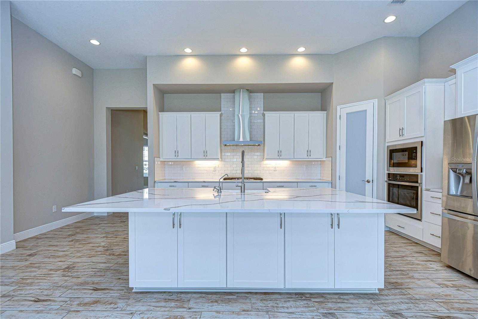 Gourmet Kitchen – Quartz Countertops & Premium Finishes