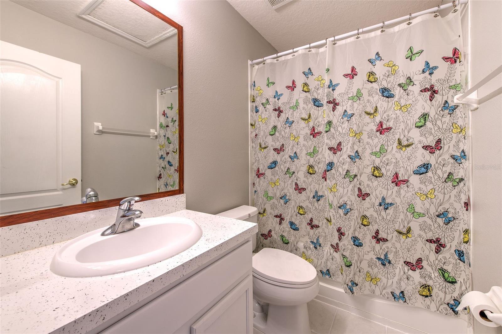 Upstairs full hallway bathroom