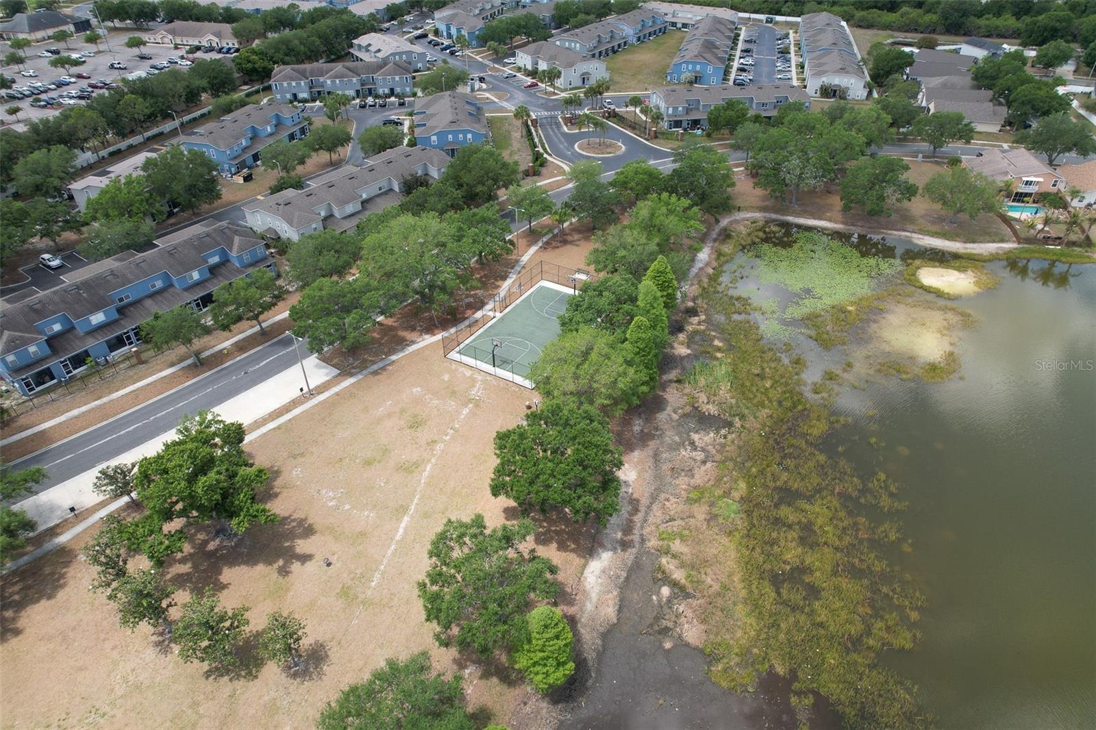 Kings Lake basketball courts and dog park