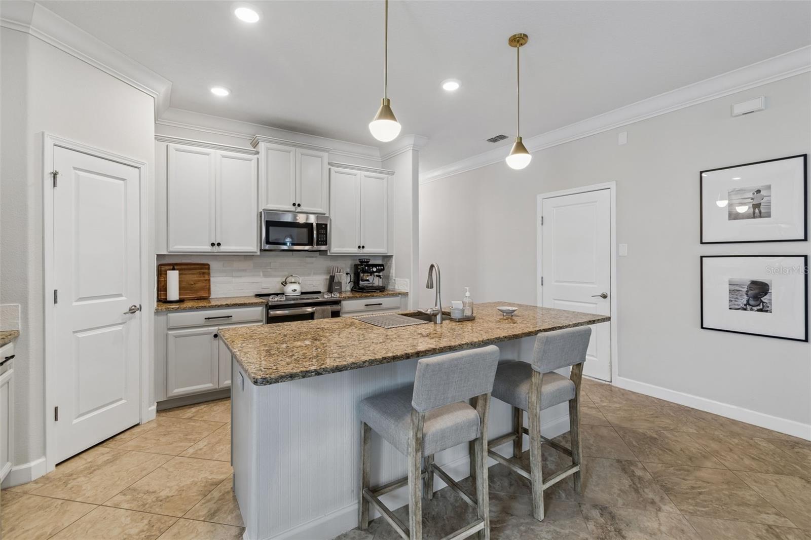 Modern kitchen with a seamless open-concept entryway