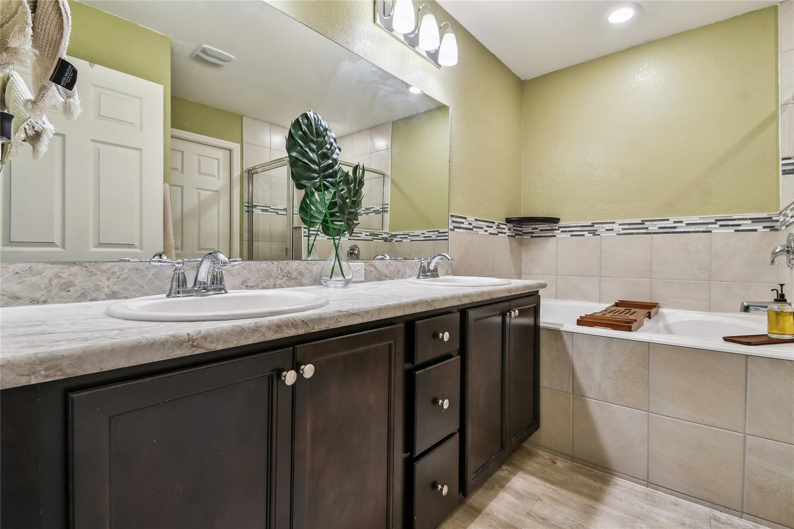 Primary Bath w/Double Vanities & Garden Tub