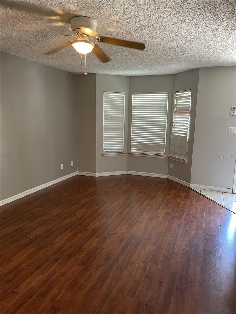 2302 Maki Rd living room