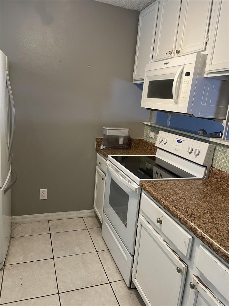 2302 Maki Rd Kitchen