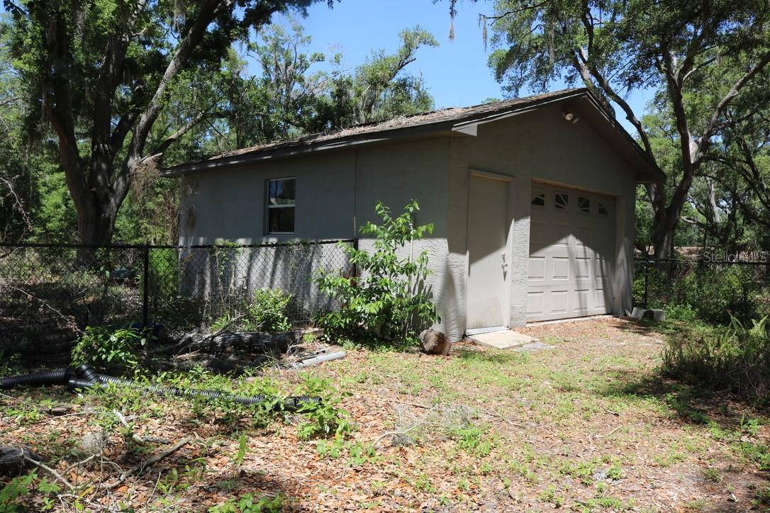 Detached garage/Shed