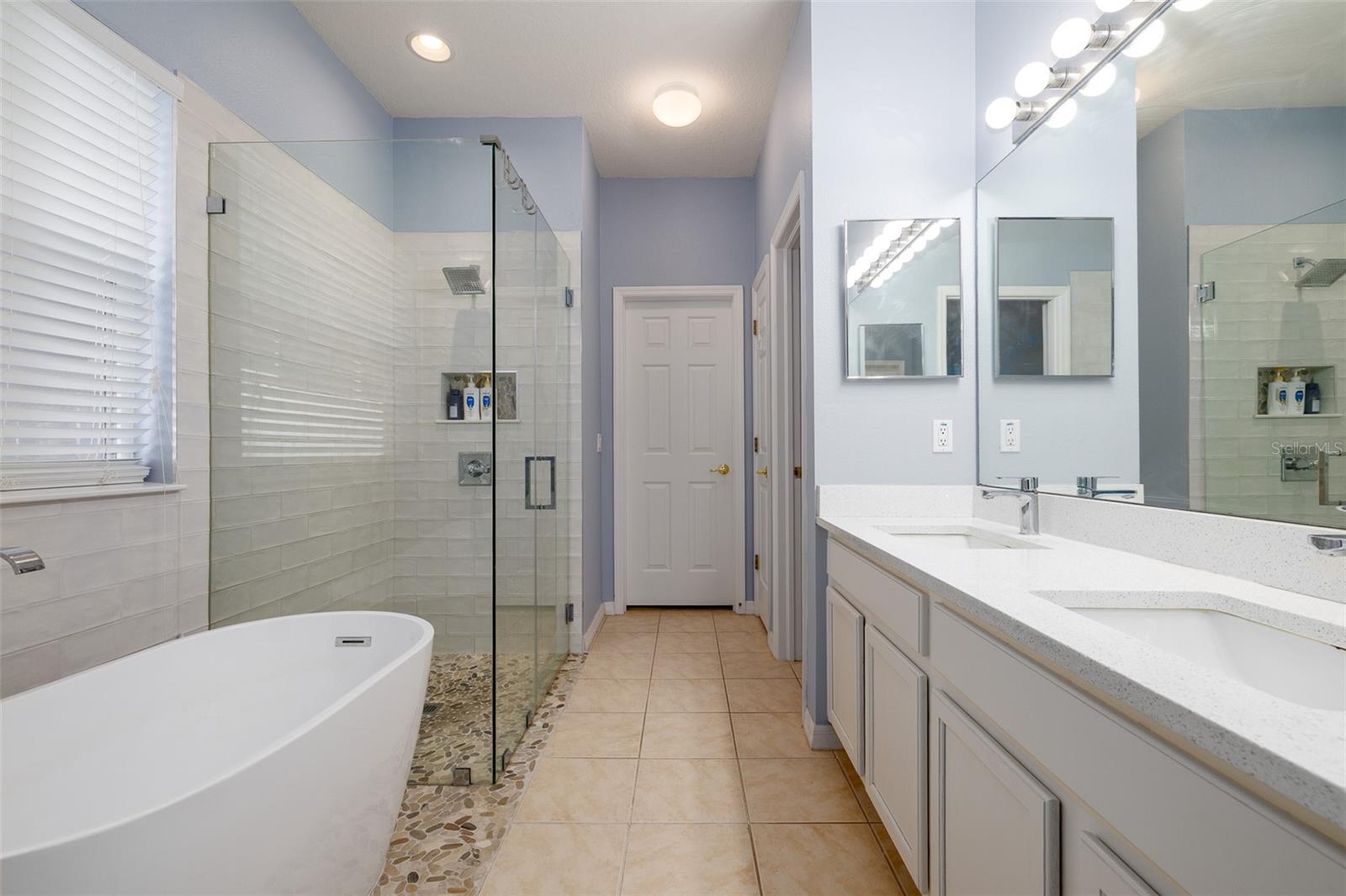 Owner's En-Suite Newly Upgraded Bathroom with Gorgeous Glass Shower, Quartz Surfaces and Stylish Soaking Tub!