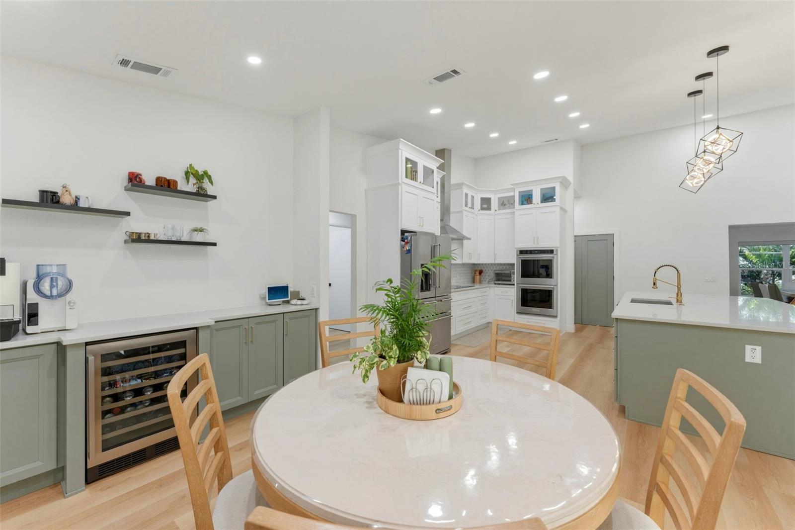 Kitchen with Moderen Cabenety Finishes