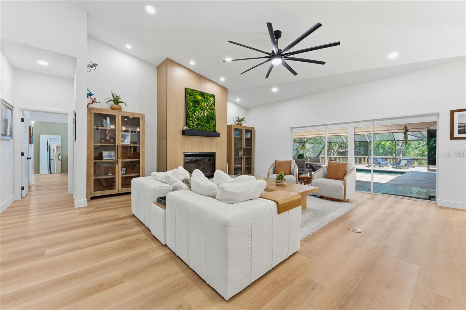 Bright Open-concept Living Area