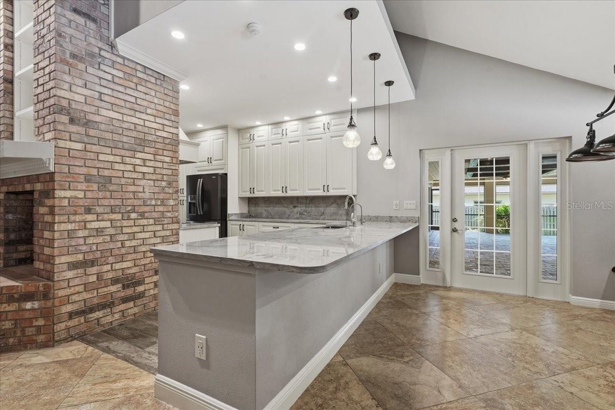 BEAUTIFULLY APPOINTED KITCHEN!