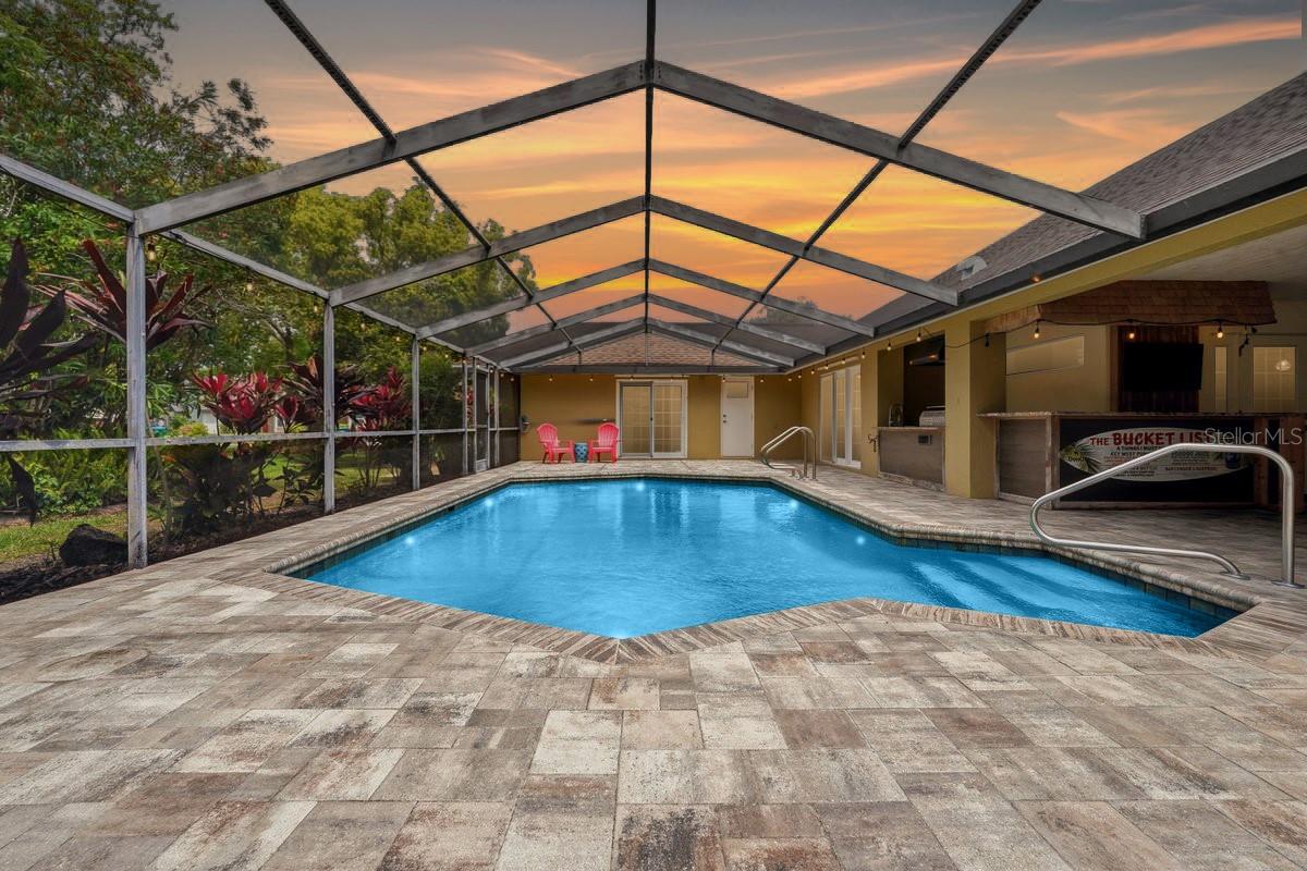 SALT WATER, SCREENED IN POOL!