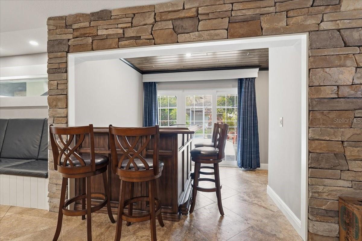 BUILT-IN CUSTOM BAR!