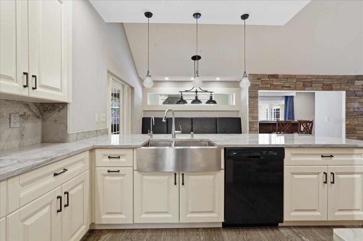 GRAND KITCHEN WITH GRANITE COUNTERTOPS AND BACKSPLASH!