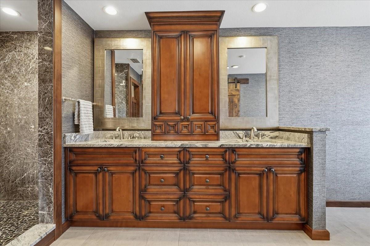 GRAND PRIMARY BATHROOM!