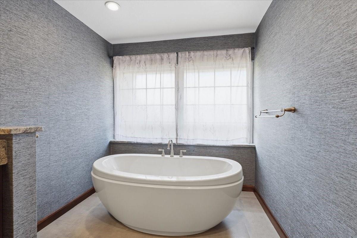 SEPARATE SOAKING TUB!