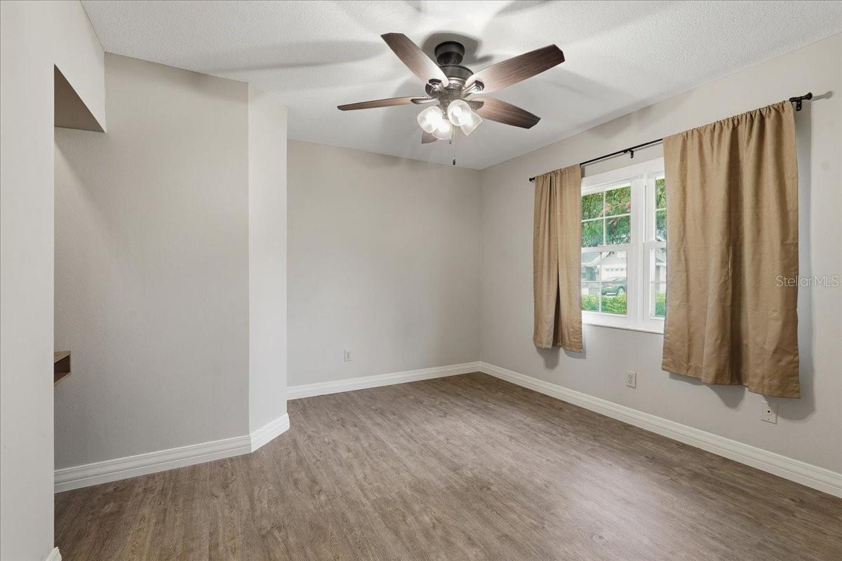 SPLIT BEDROOM FLOOR PLAN!