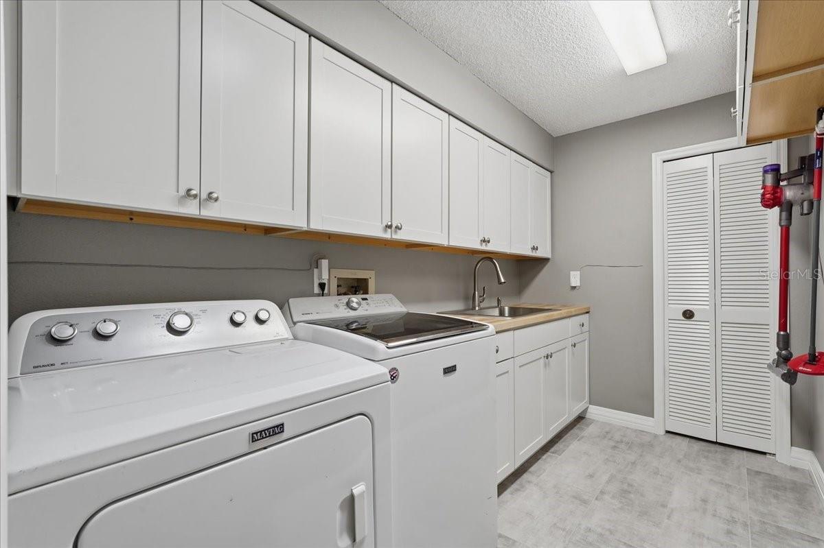 GREAT LAUNDRY ROOM!