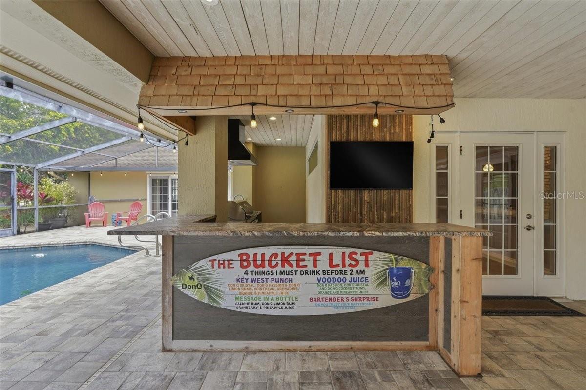 BUILT IN BAR & OUTDOOR KITCHENETTE!