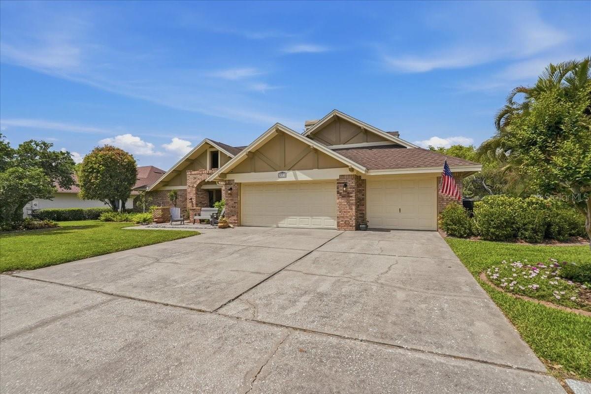 3 CAR GARAGE & SPACIOUS DRIVEWAY!