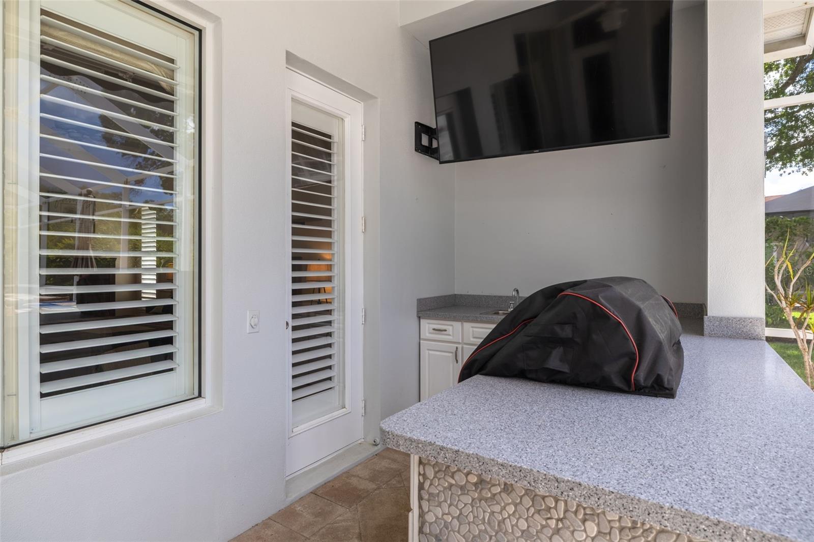 Brand new BBQ in the outdoor kitchen!