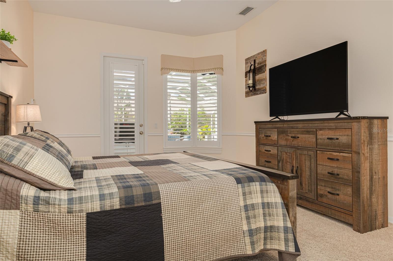 Primary bedroom with door to lanai