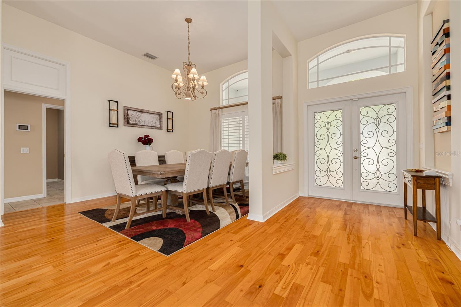 DR connects to kitchen!