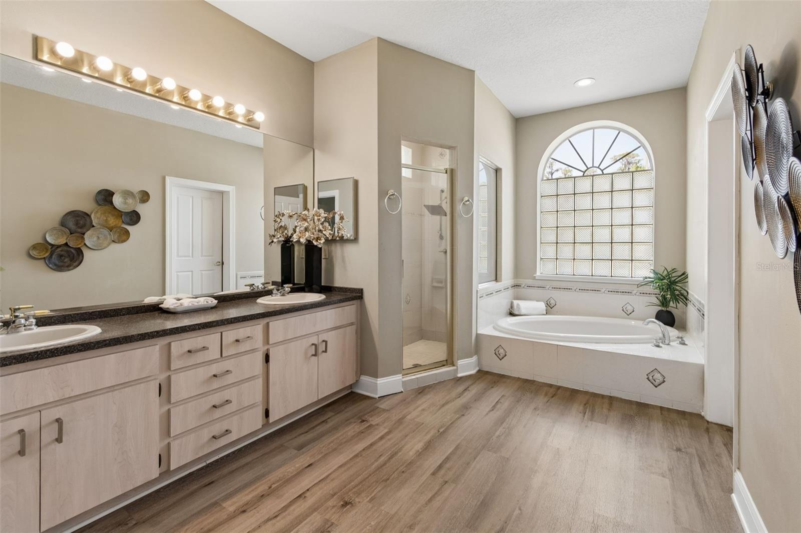 Dual Sinks and Soaking tub