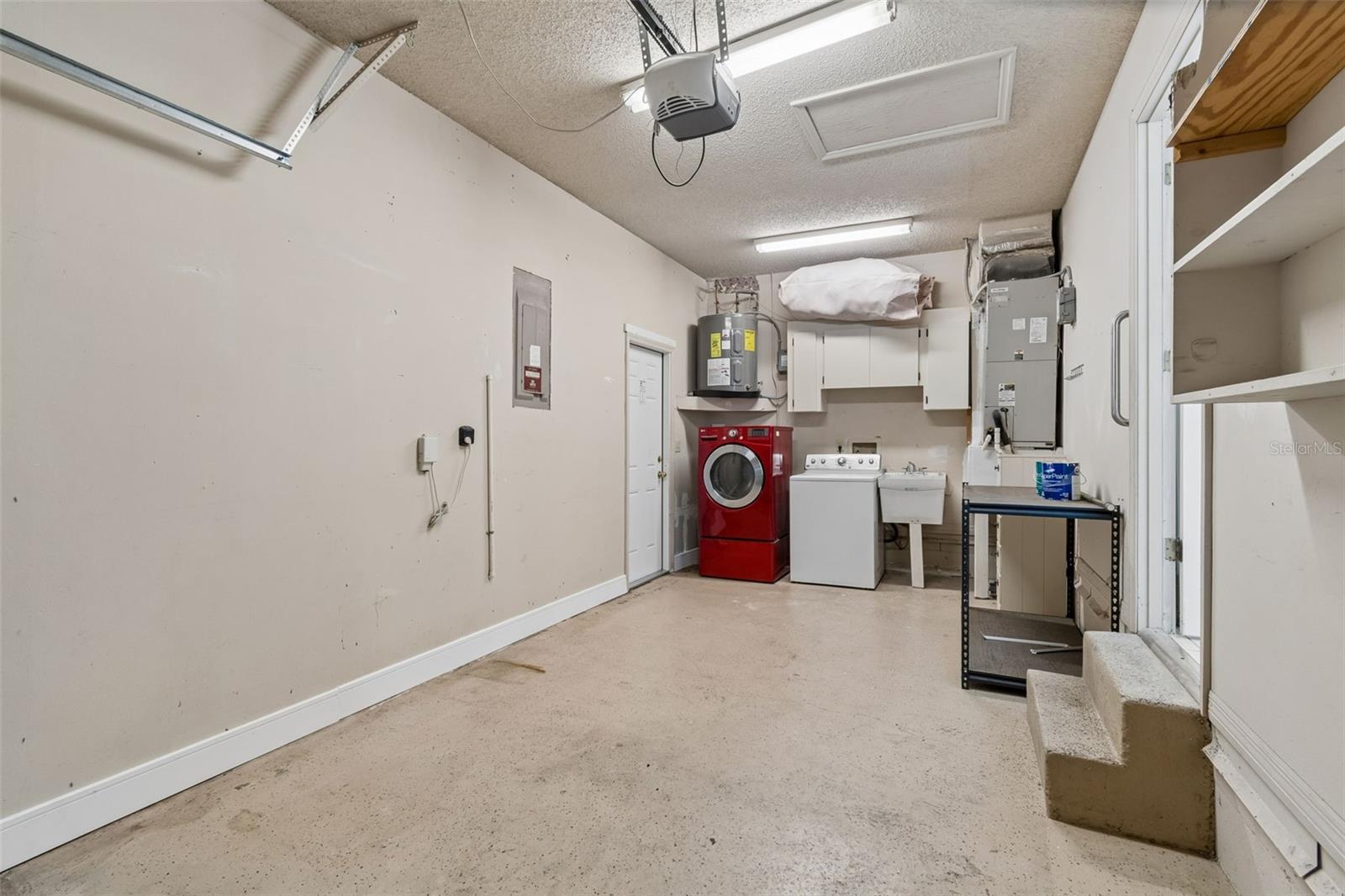 Garage with Washer/Dryer