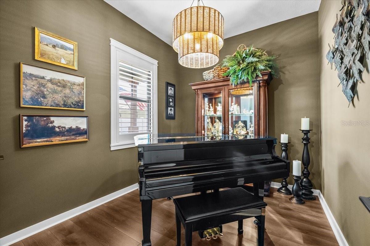 Additional Sitting room next to entry way
